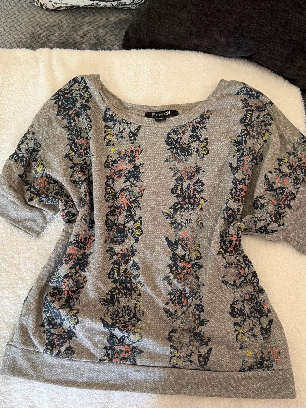 Forever 21 Women's Gray Floral Print Crewneck Sweater